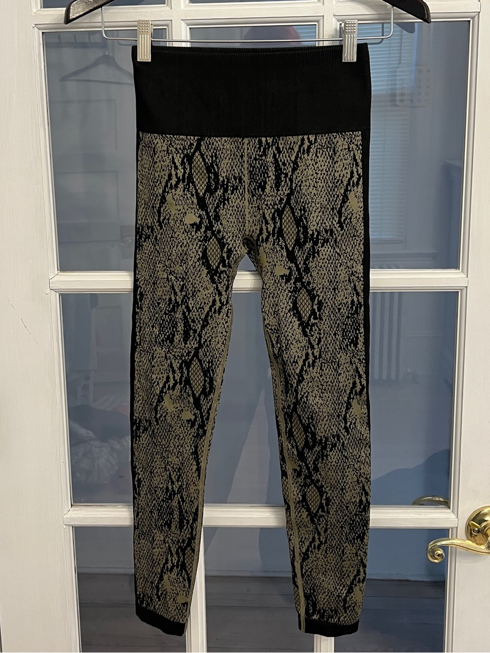FABLETICS Women’s Seamless Snakeskin High Rise Leggings Black Taupe XS